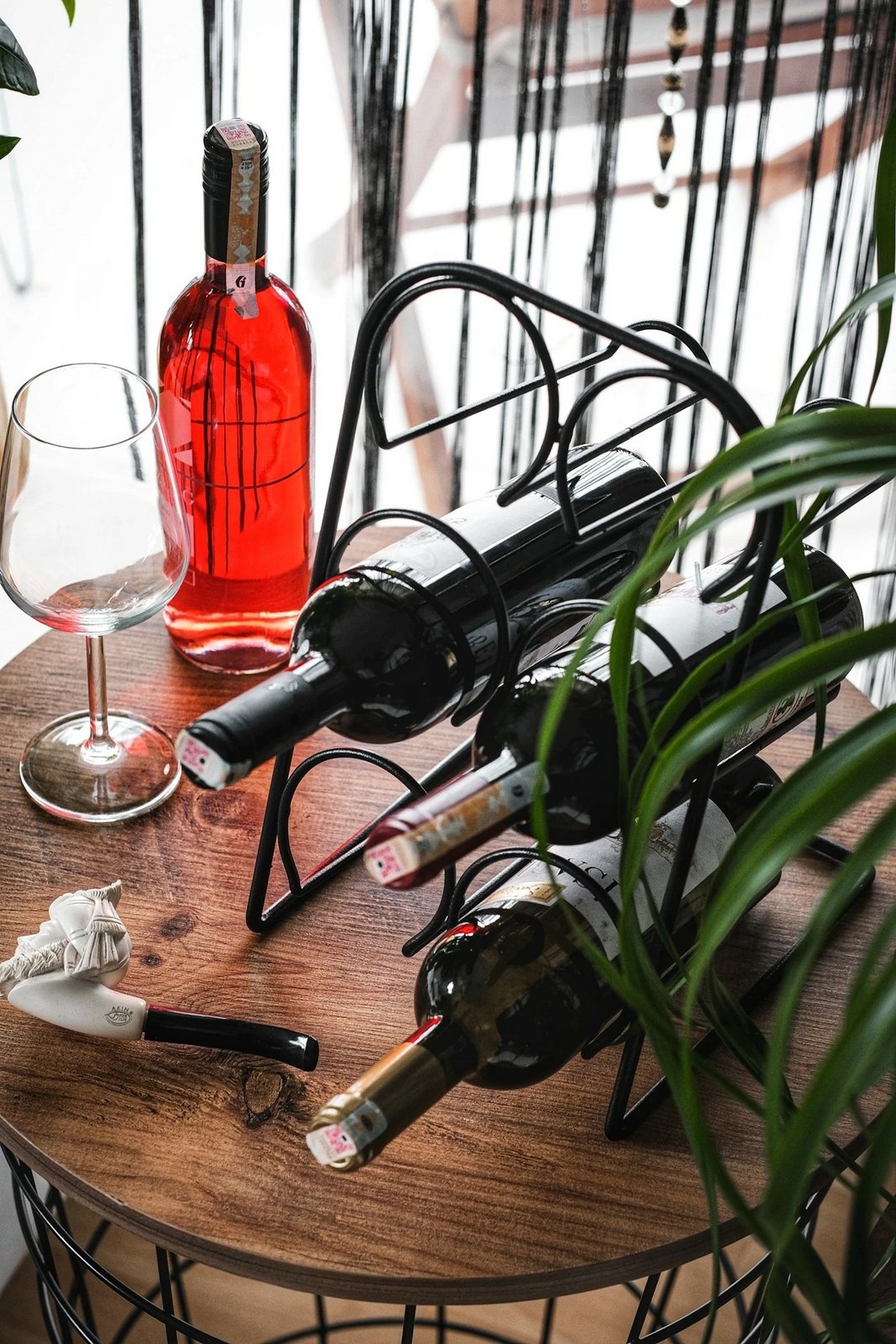 Mbajtës shishe vere, Skye Decor, ngjyrë e zezë