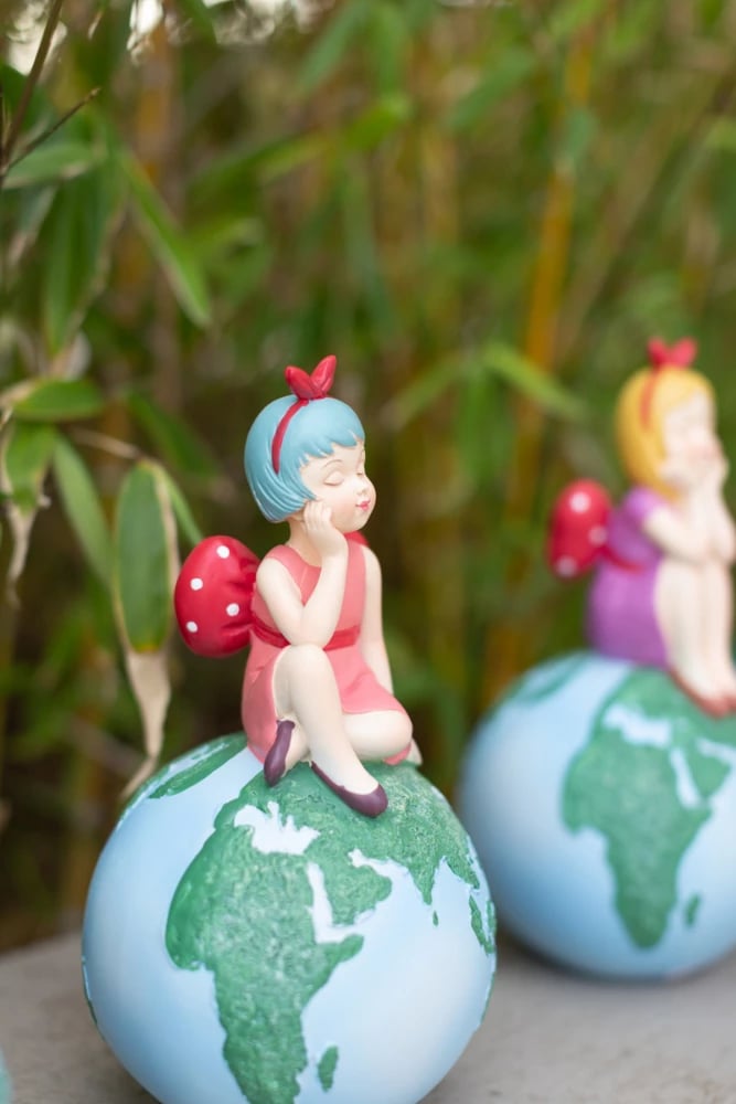 Figurë dekorative Travel Girl, shumëngjyrëshe, 13x13x25 cm