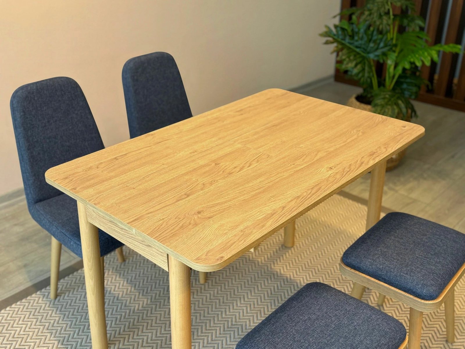 Tavolinë me karrige, zgjatshme, 5 pjesë, ngjyrë lisi dhe kaltër e errët, Vina Mini 02 1048