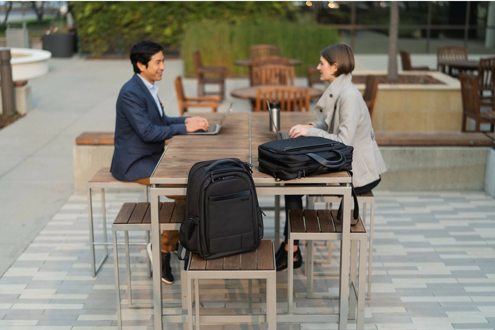 Çantë laptopi Kensington Contour 2.0, 15.6", e zezë