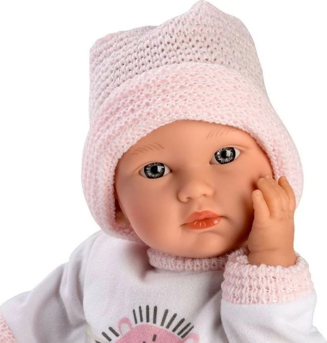 Kukull bebe Llorens Cuquita 30 cm, me zë, me pajacyk dhe kapelë rozë