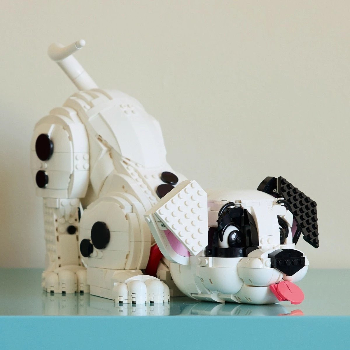 Set LEGO Disney 101 Dalmatianët 43269, 1722 pjesë, 22 cm, i bardhë/zi