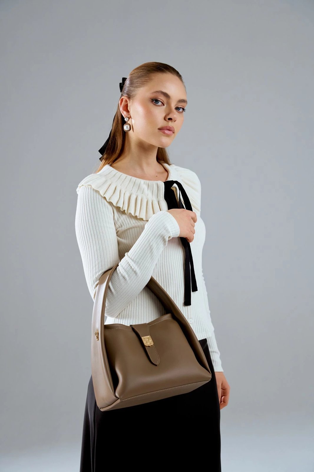 Çantë dore Vince Camuto, ngjyrë mink e errët, Turin