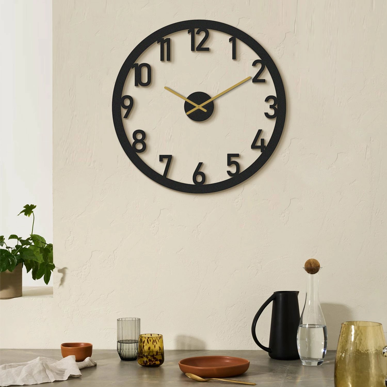 Orë muri dekorative prej metali, Wallity, Stroke, e zezë dhe ari, APS115, 48x48cm