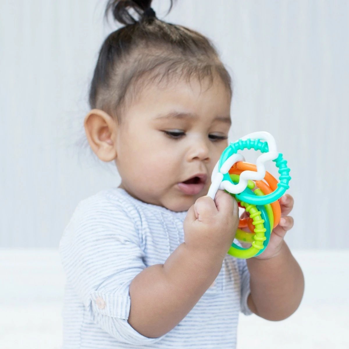 Lodër për dhëmbëzim B-kids Infantino Teething Chain, 8 elemente, shumëngjyrëshe