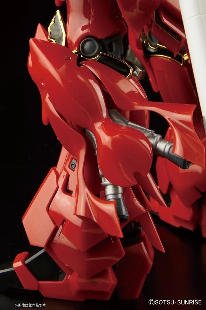 Model Sinanju Bandai RG 1/144, e kuqe Model Sinanju Bandai RG 1/144, e kuqe