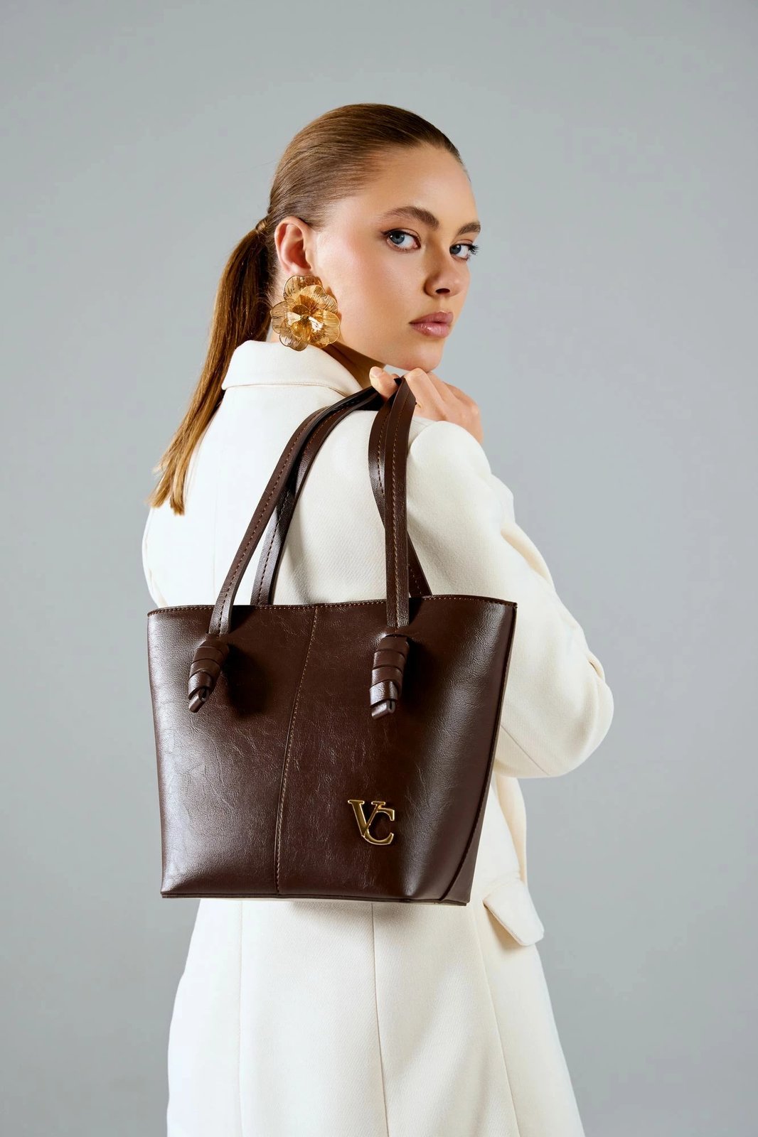 Çantë shpatullës Vince Camuto Piedmont, ngjyrë çokollatë