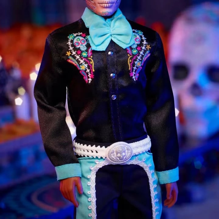 Kukull Ken Barbie Signature Día De Muertos HRM73, set me qëndrim, e zezë/kaltër