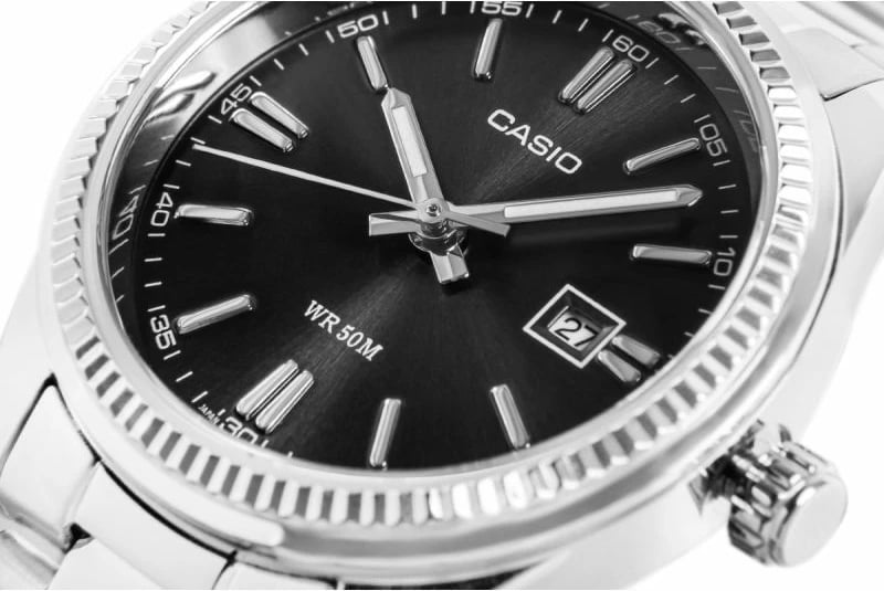 Orë dore për femra CASIO, e zezë