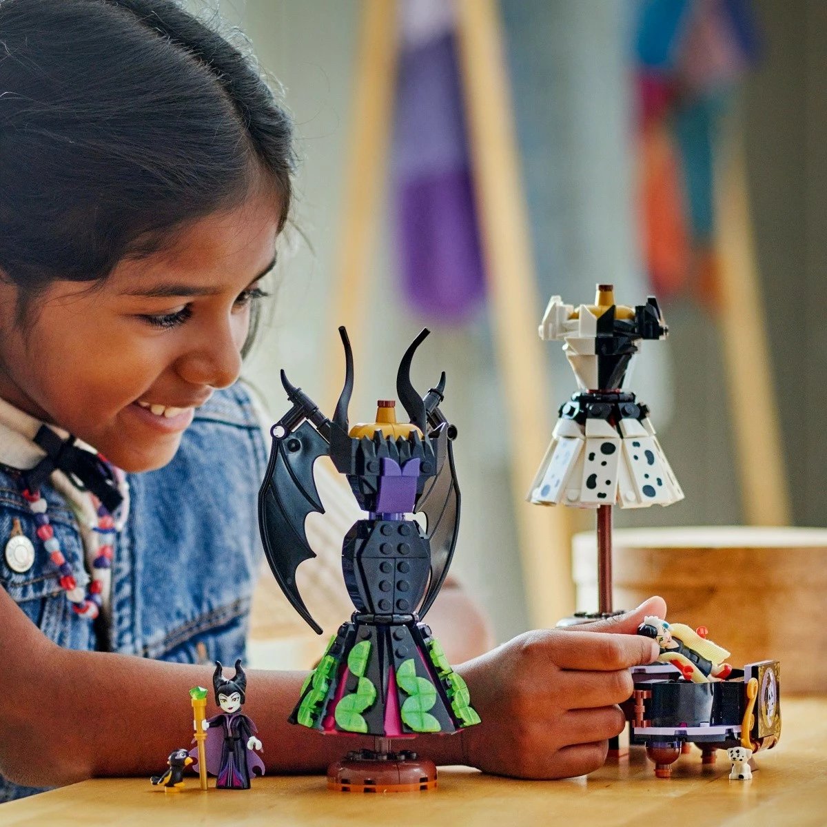 Set LEGO Disney 43262, Fustanet e Maleficent dhe Cruella De Vil, 524 pjesë