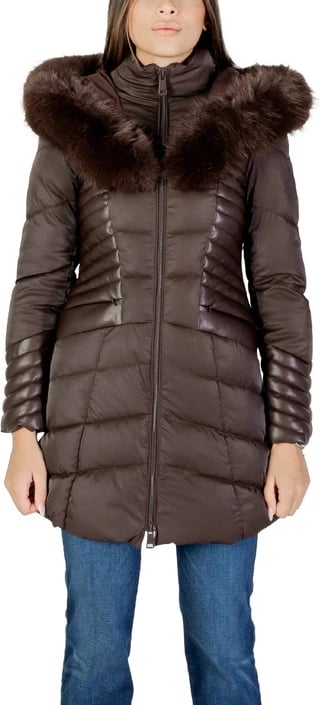 Jakne Guess, femra, kafe