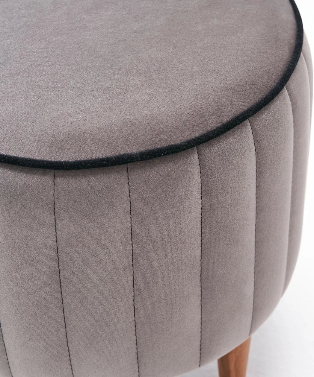 Puf Lindy, kadife gri, Atelier del Sofa