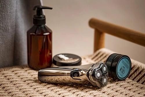 Makinë rroje elektrike, Adler Camry CR 2925, LCD, karikim i shpejtë 1.5h, autonomi 1h, IPX6, 3 koka rrotulluese, bllokim udhëtimi, trimmer i palosshëm