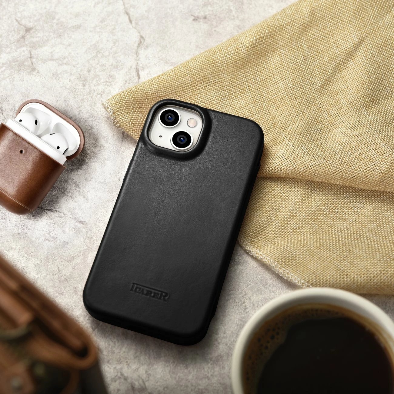 Mbështjellës iCarer Oil Wax Premium Leather Folio për iPhone 14 Plus, MagSafe, i zi