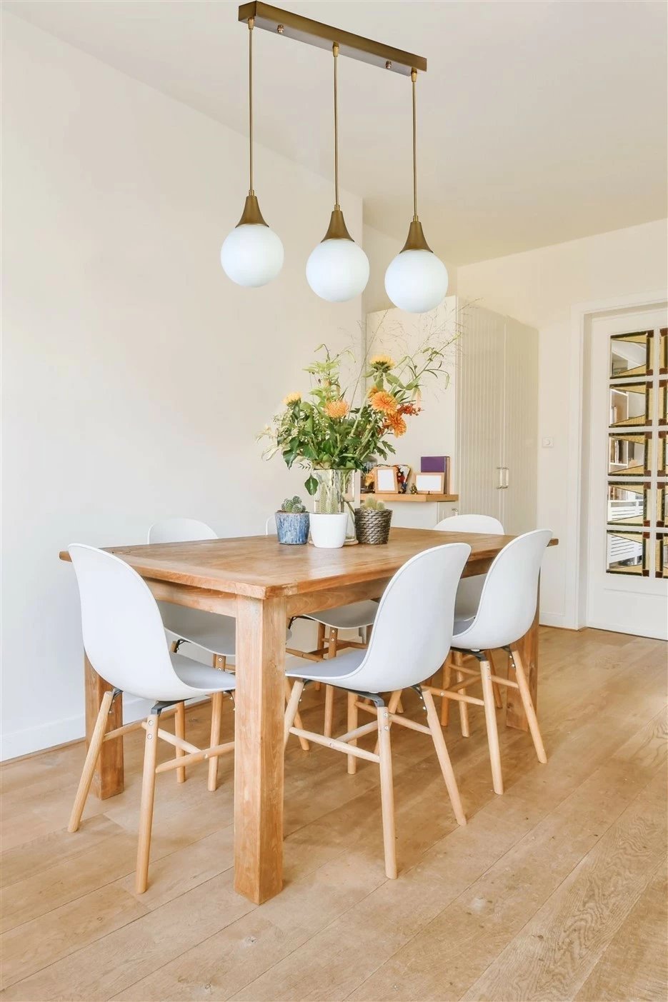 Llambë tavani Opviq Afra, 3 vendesh, metal i artë dhe xham i bardhë Llambë tavani Opviq Afra, 3 vendesh, metal i artë dhe xham i bardhë