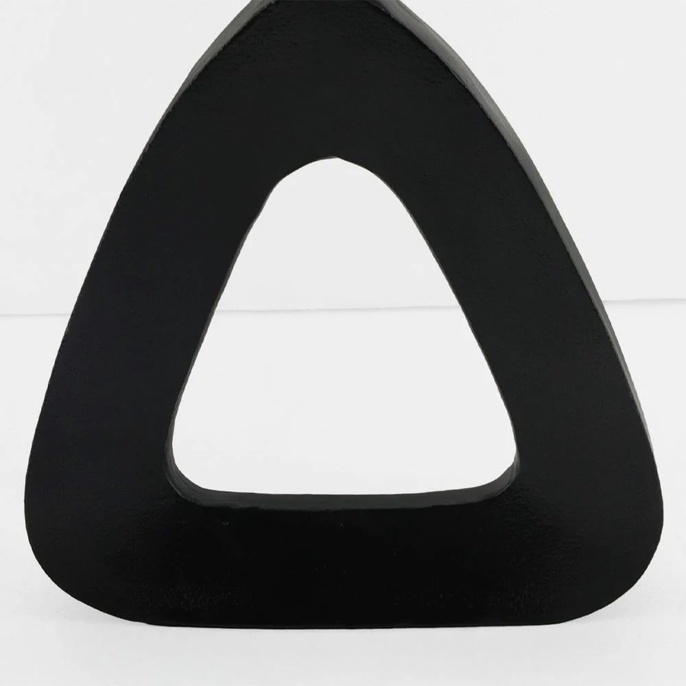 Vazo trekëndëshe abstrakte, alumin, e zezë, 27x5x32cm Vazo trekëndëshe abstrakte, alumin, e zezë, 27x5x32cm