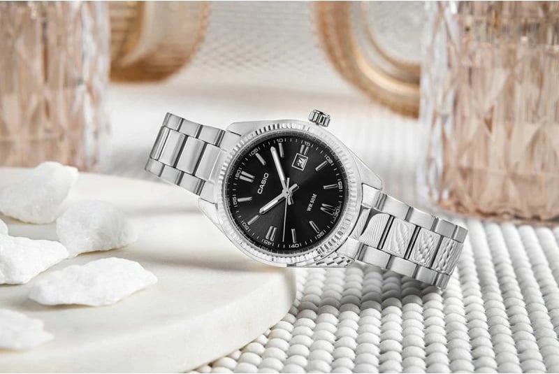 Orë dore për femra CASIO, e zezë