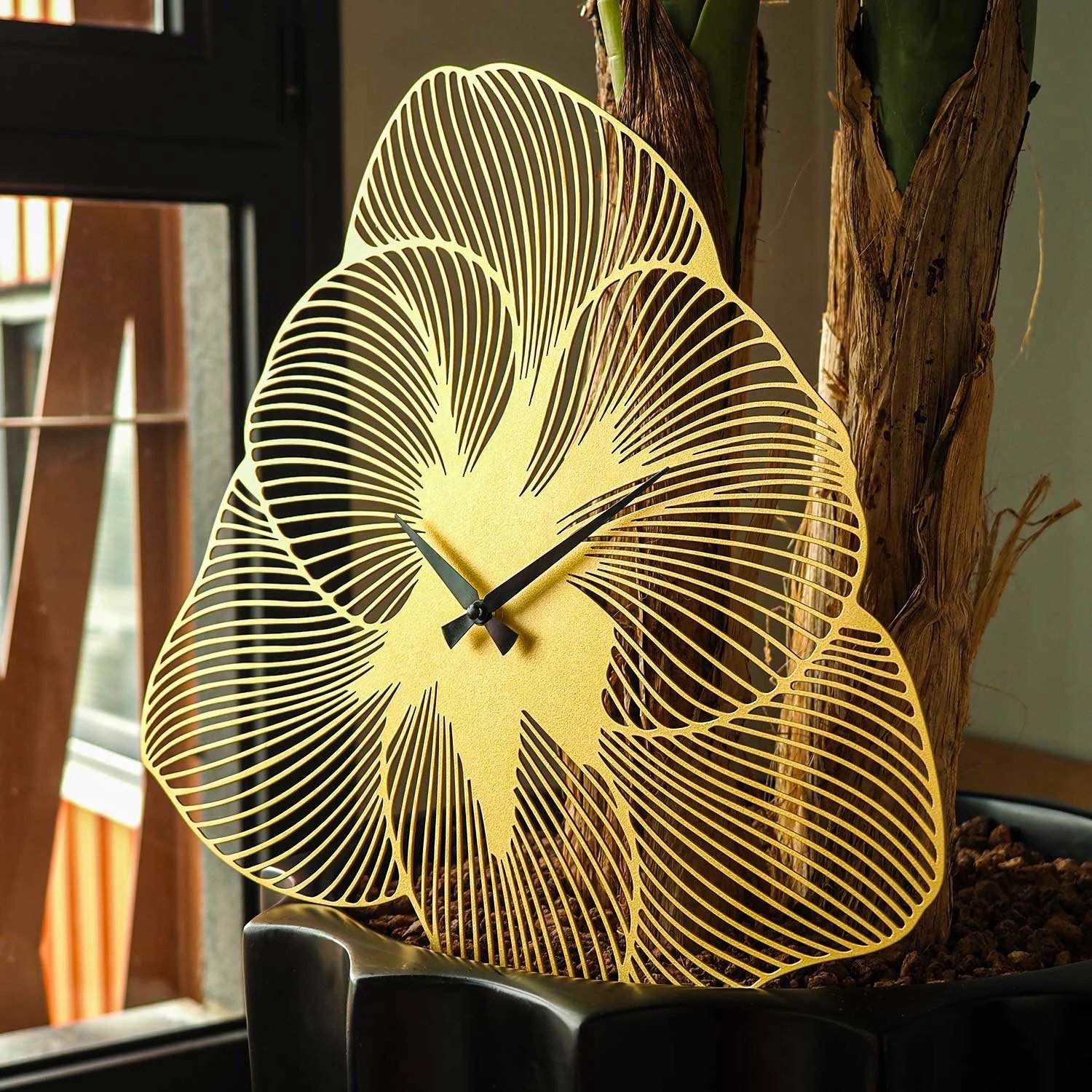 Orë muri dekorative prej metali, dizajn lule, ngjyrë ari, Wallity Azalea APS039, 70x70cm