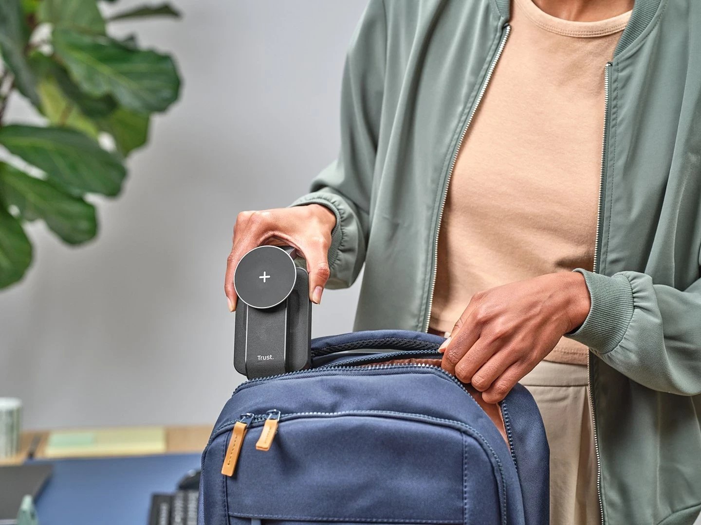 Karikues wireless Trust Viro, për kufje, celular, smartwatch, i zi