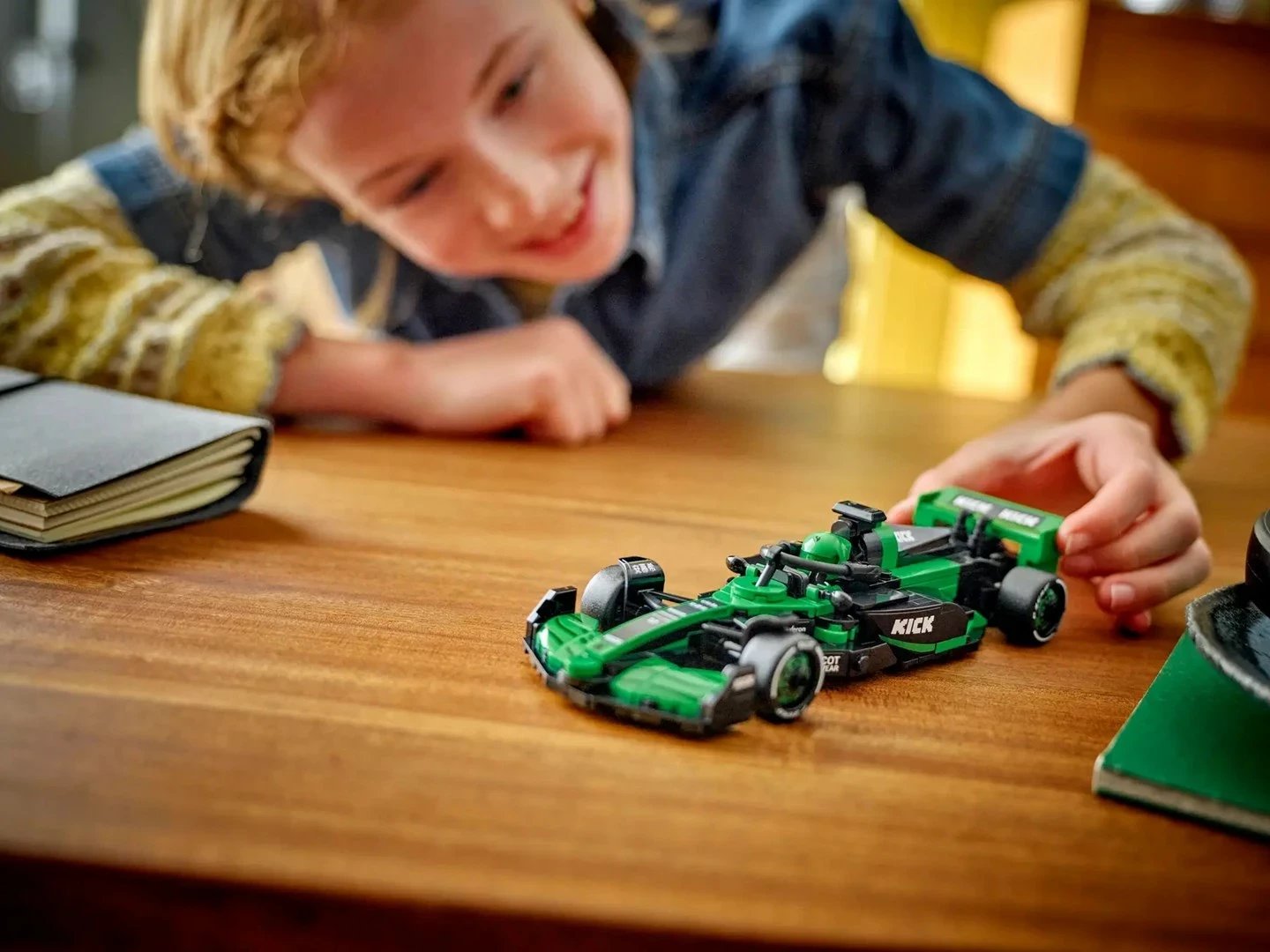 Set LEGO Speed Champions KICK Sauber F1 Team C44, 259 pjesë, me minifigurë, për fëmijë 10+ vjeç