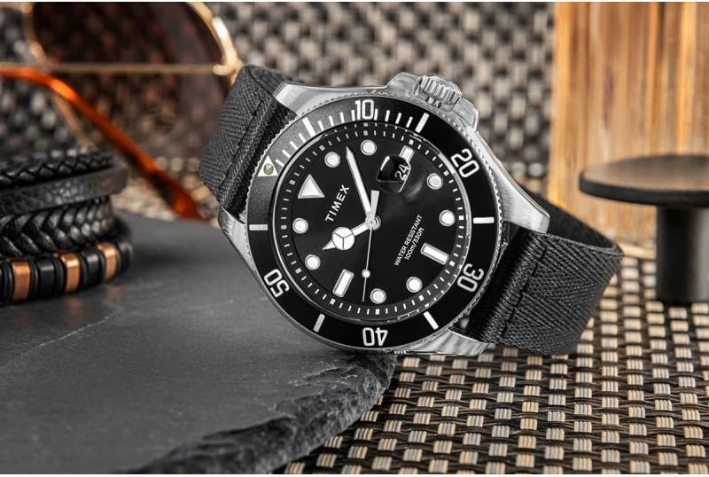 Orë dore për meshkuj Timex, e zezë