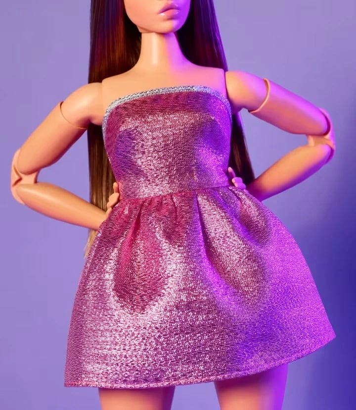 Kukull Barbie Signature Looks Mattel HRM16, fustan rozë me shkëlqim