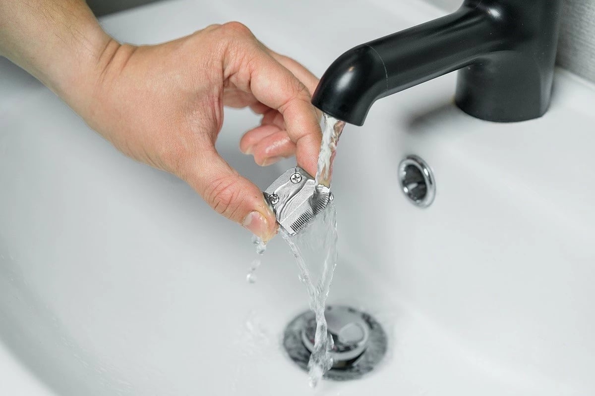 Trimer Wahl Extreme Grip Advanced 9893-0460, 240 min bateri, teh çelik inox 30 mm, prerje 0.5–25 mm, karikim USB, i thatë, i zi, set me 4 koka dhe 8 krehra