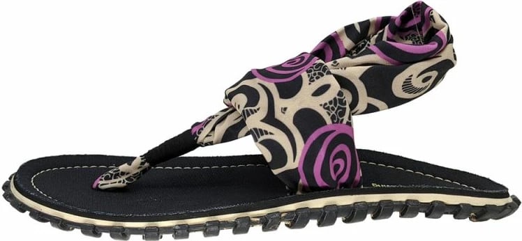 Papuqe për femra Gumbies, të zeza