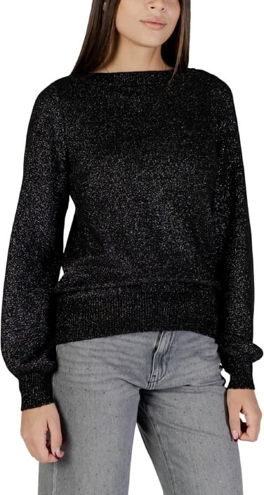 Xhemper Jacqueline De Yong femra, e zezë