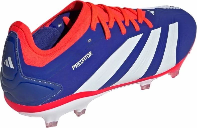 Atlete futbolli adidas, të kuqe dhe të kaltra