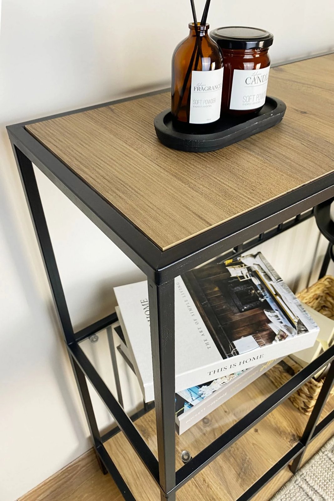 Komodë Hanah Home, ngjyrë lis Atlantik, xham transparent