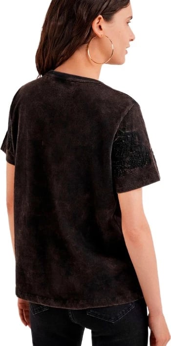 Maicë Desigual, femra, e zezë