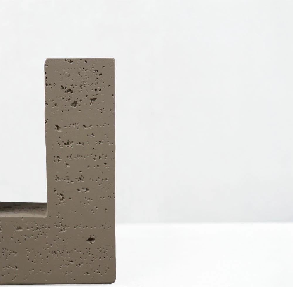 Mbajtës qirinjsh FLUX I, rrëshirë, ngjyrë kafe, 12x4x16cm