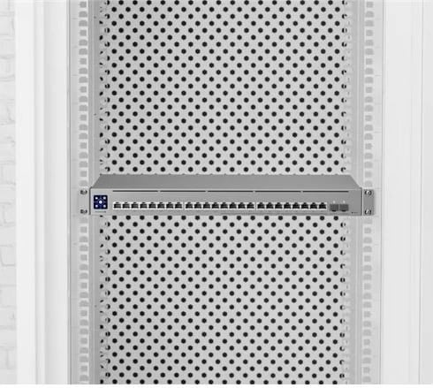Switch i menaxhuar PoE Ubiquiti USW-Enterprise-24-PoE 24 porta (12x2.5GbE + 12x1GbE) PoE+, 2x SFP+ 10Gb, L3, buxhet PoE 400W, kasë rack