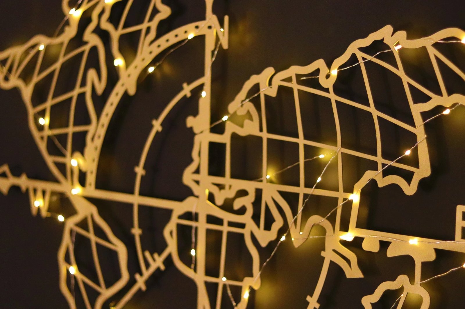 Aksesor dekorativ metalik për mur, hartë bote me busull, LED, ngjyrë ari