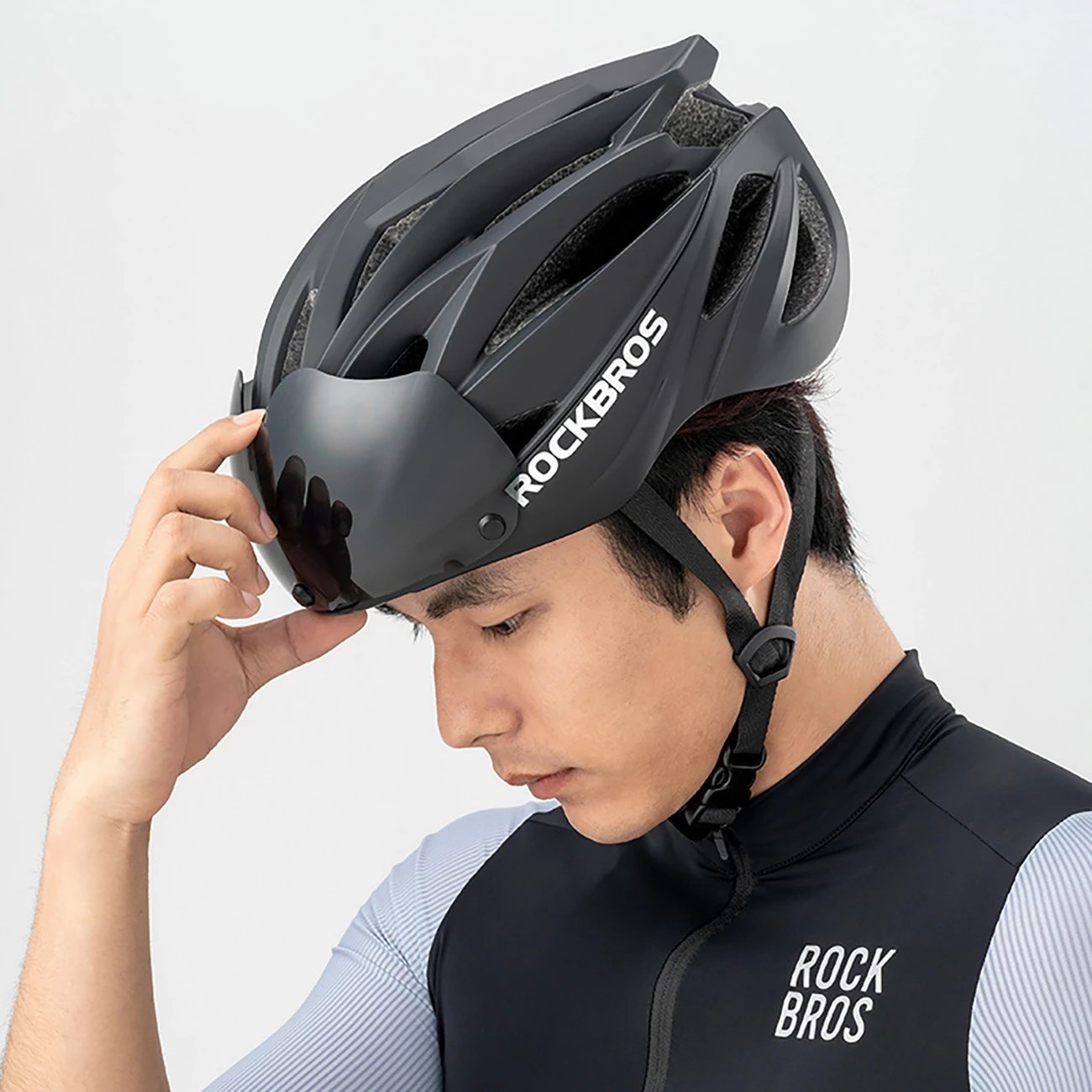 Helmetë biçiklete Rockbros 10110045001 me vizor dhe syze UV të ndashme, e zezë