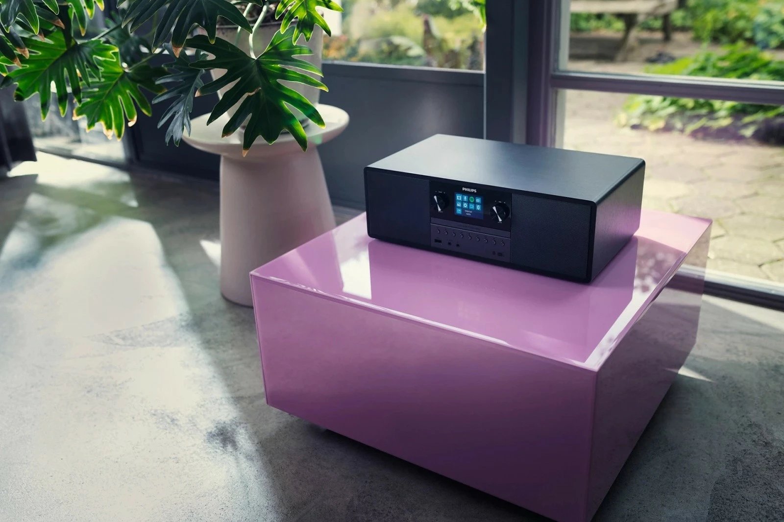 Sistem hi-fi mikro Philips TAM6805/10, internet radio me Wi‑Fi, Spotify Connect, Bluetooth 4.2, CD player, USB riprodhim dhe karikim, 50 W, e zezë, set me telekomandë dhe antenë FM