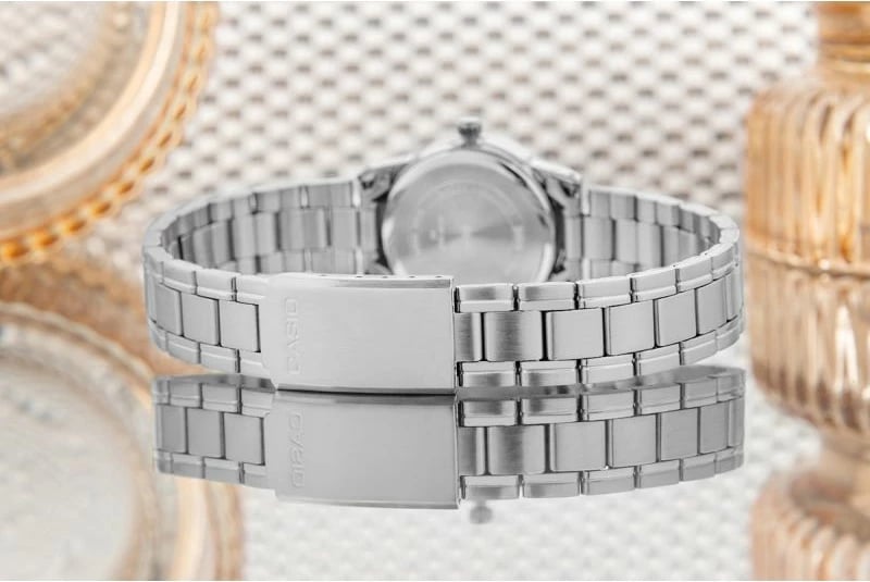 Orë dore për femra CASIO, e zezë