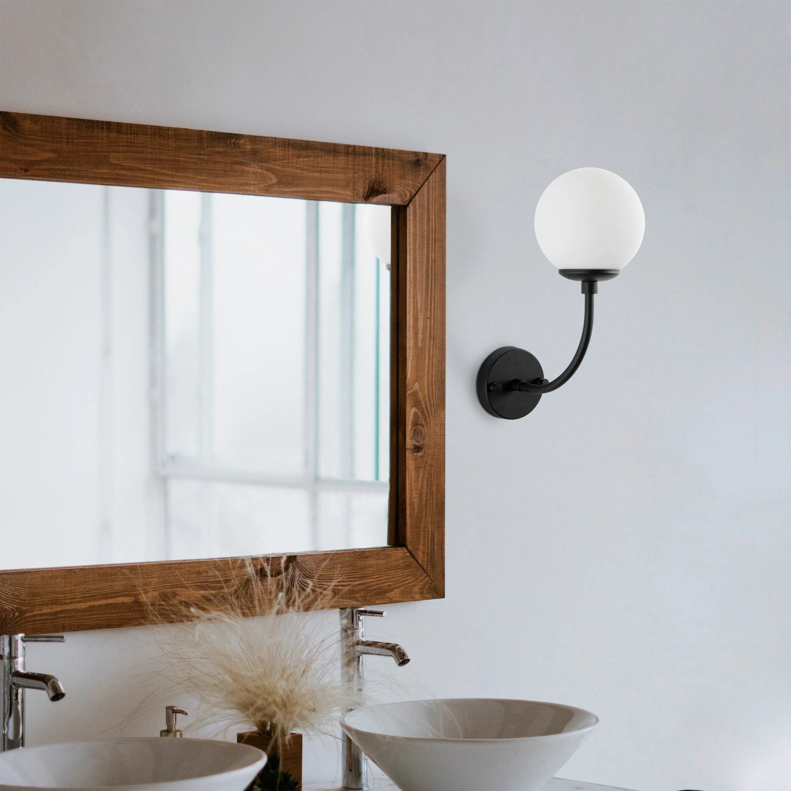 Llambë muri Opviq, Sferıs - 15031, metal e xham, ngjyrë e zezë