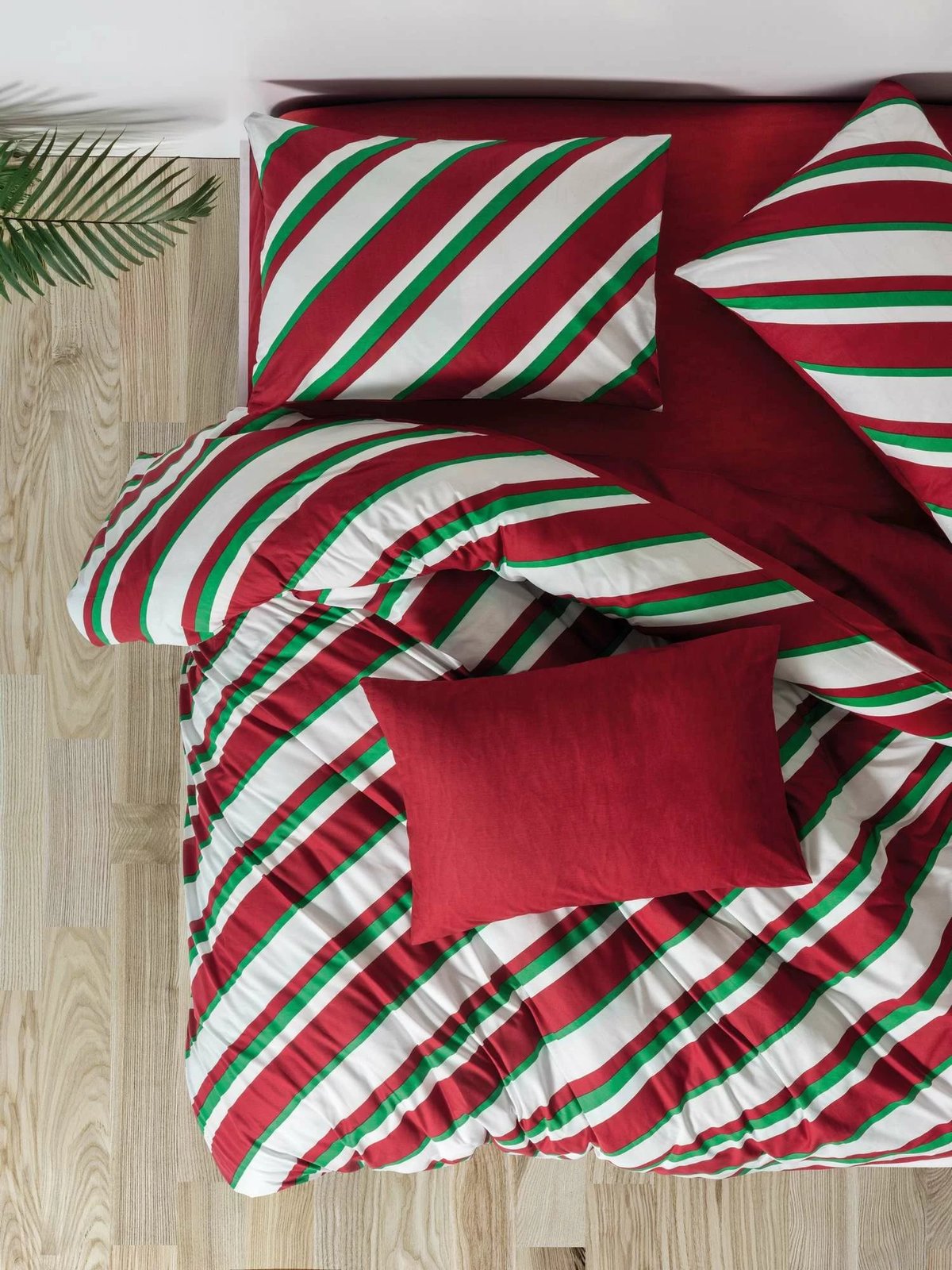 Set mbulesë për dyshek dopio, L'essentiel, Merry, ngjyrë e kuqe, jeshile, e bardhë Set mbulesë për dyshek dopio, L'essentiel, Merry, ngjyrë e kuqe, jeshile, e bardhë