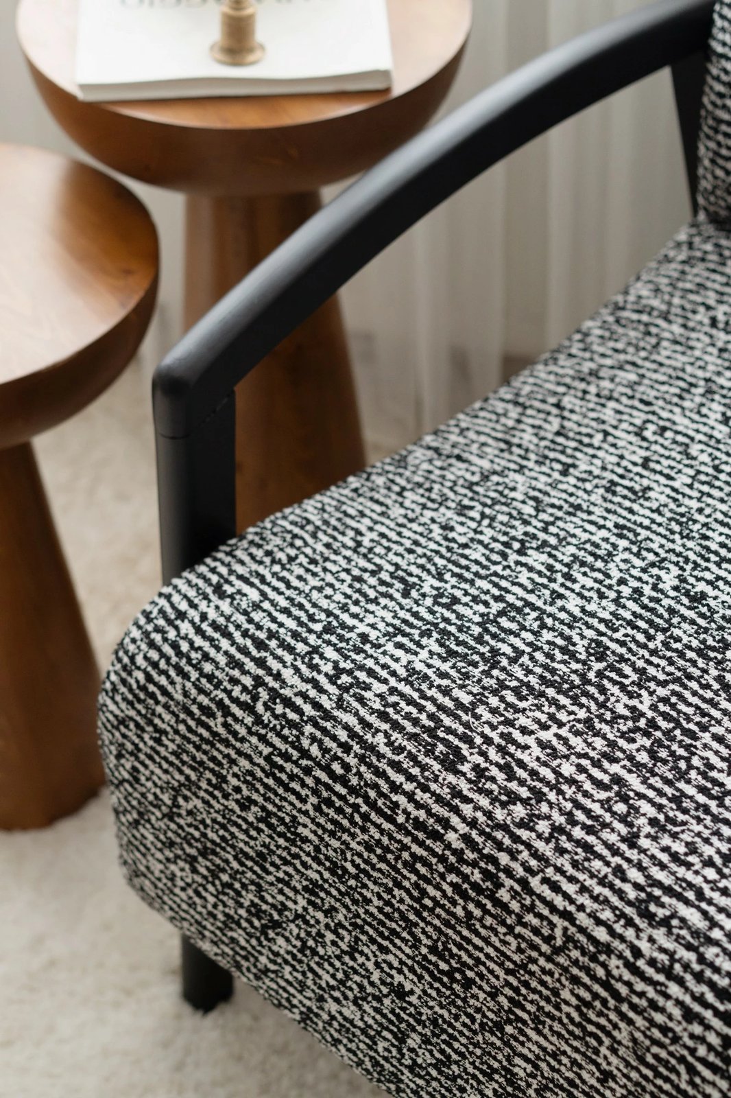 Karrige krahu Atelier del Sofa, Luma, e zezë dhe e bardhë, v1