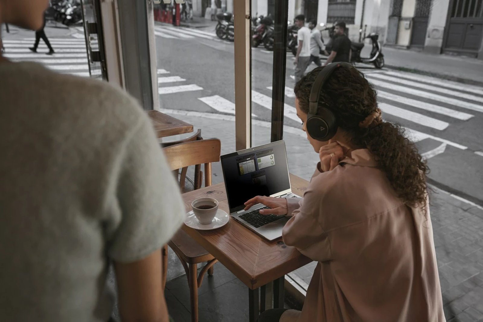 Laptop HP EliteBook 860 G11, 16", Intel Core Ultra 7 155H, 16 GB RAM, 512 GB SSD, Argjendtë