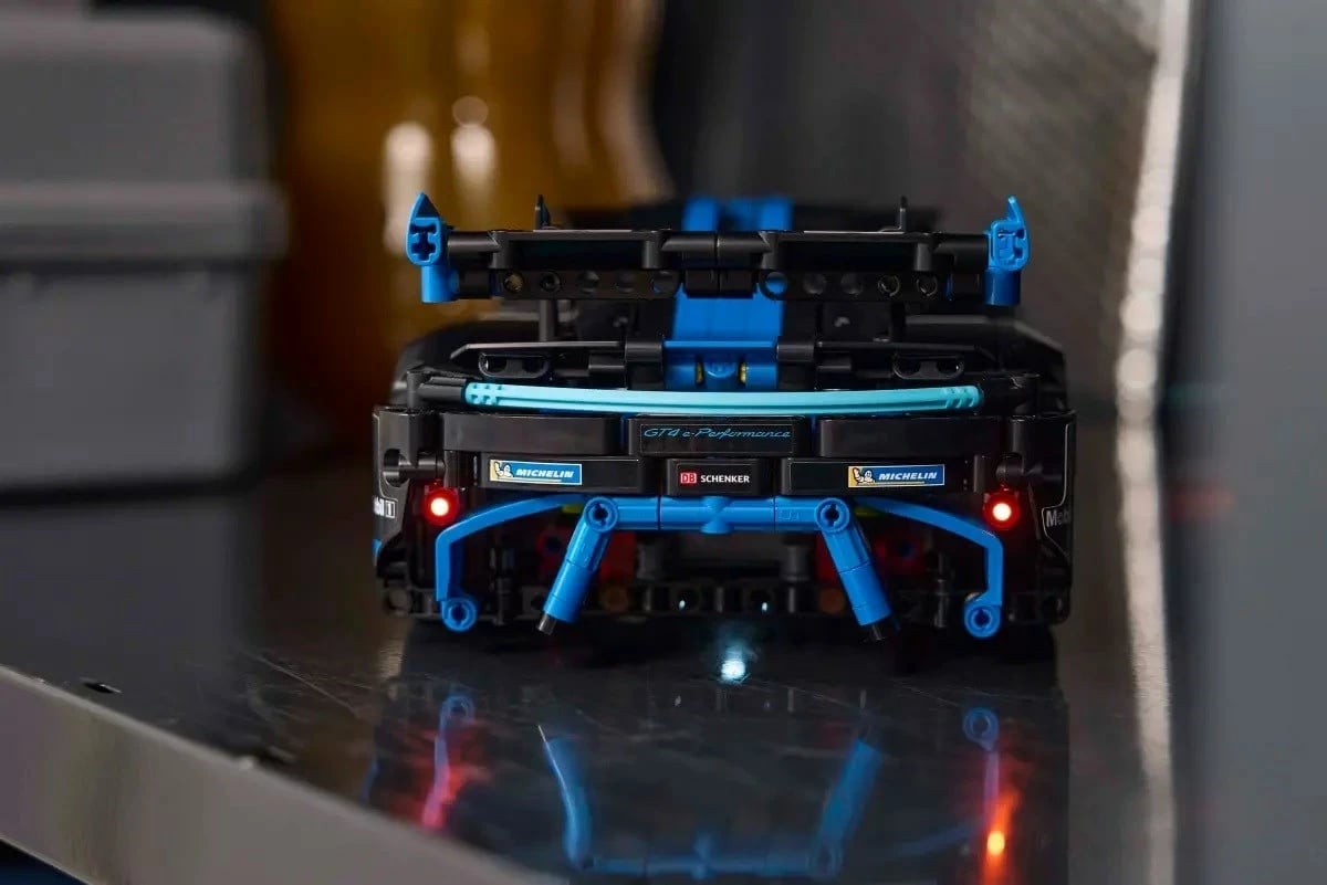 Set LEGO Technic Porsche GT4 e-Performance Race Car