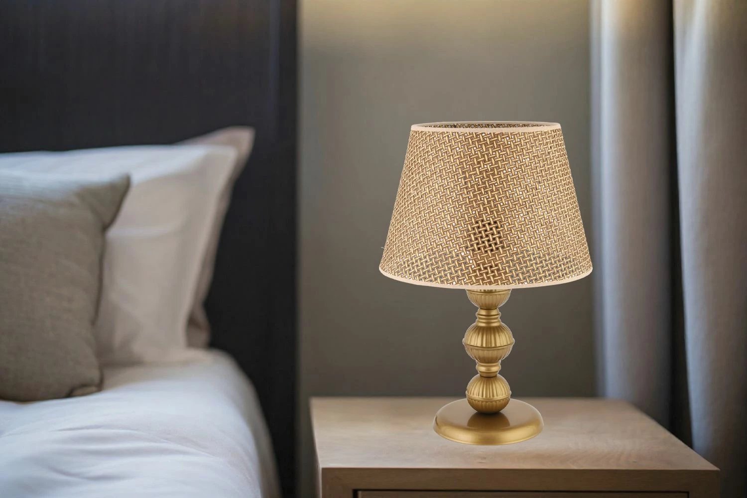 Llambë tavoline Opviq, 300 Hazeran, ngjyrë camel dhe ari