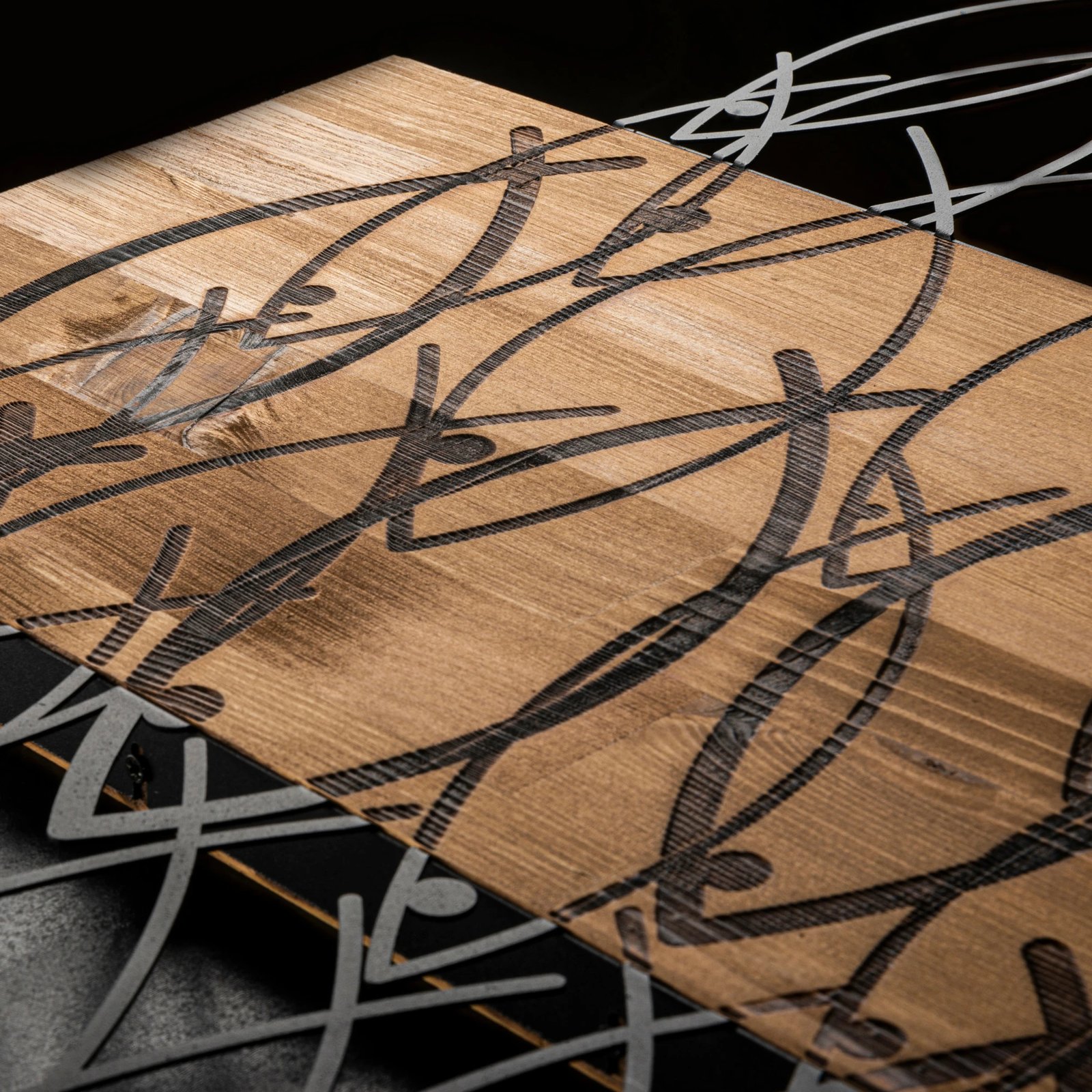 Aksesor dekorativ muri prej druri dhe metali, peshq, ngjyrë e zezë dhe arre, 87x58cm