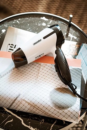 Tharëse flokësh, Mesko, MS 2262, 1000W, dorezë palosëse, 2 shpejtësi/2 temperatura, me koncentrator, bardh e zezë