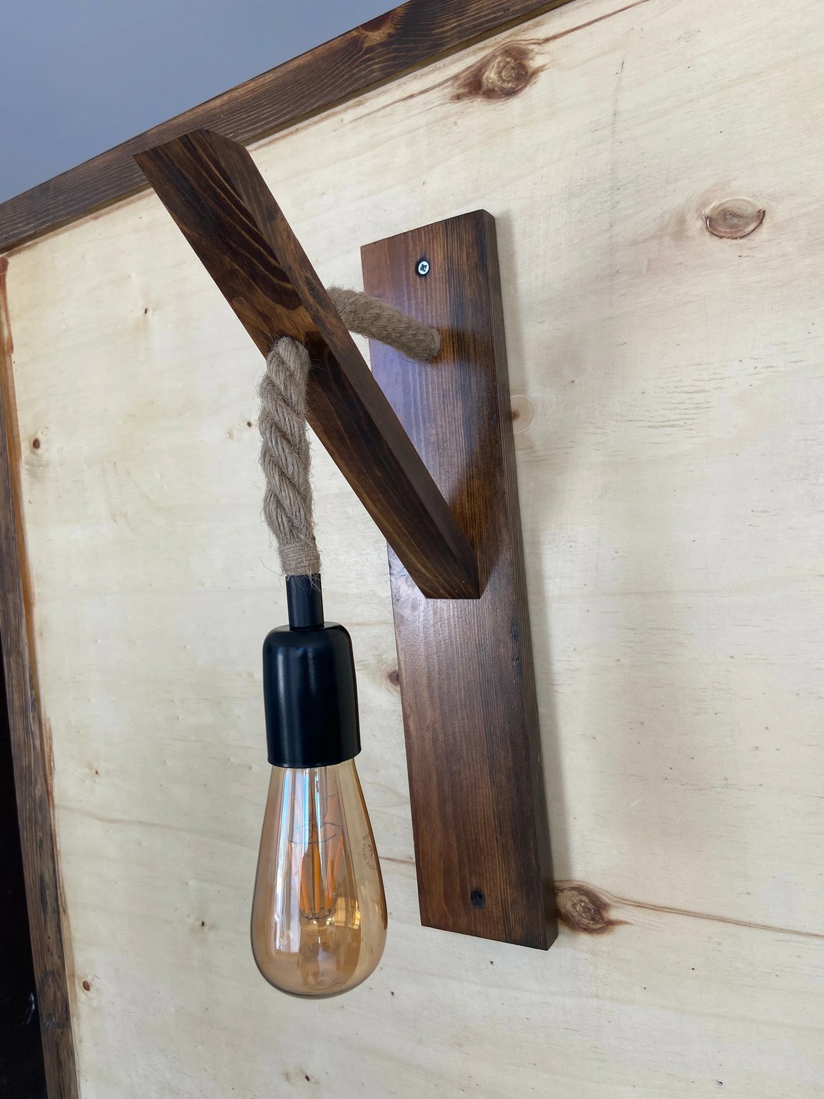 Llamp muri prej druri, ngjyrë arre, Opviq, 18 Llamp muri prej druri, ngjyrë arre, Opviq, 18