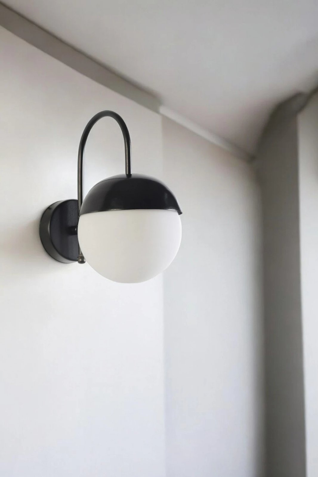 Llambë muri Opviq, Küre - 8769-1P, e zezë dhe e bardhë