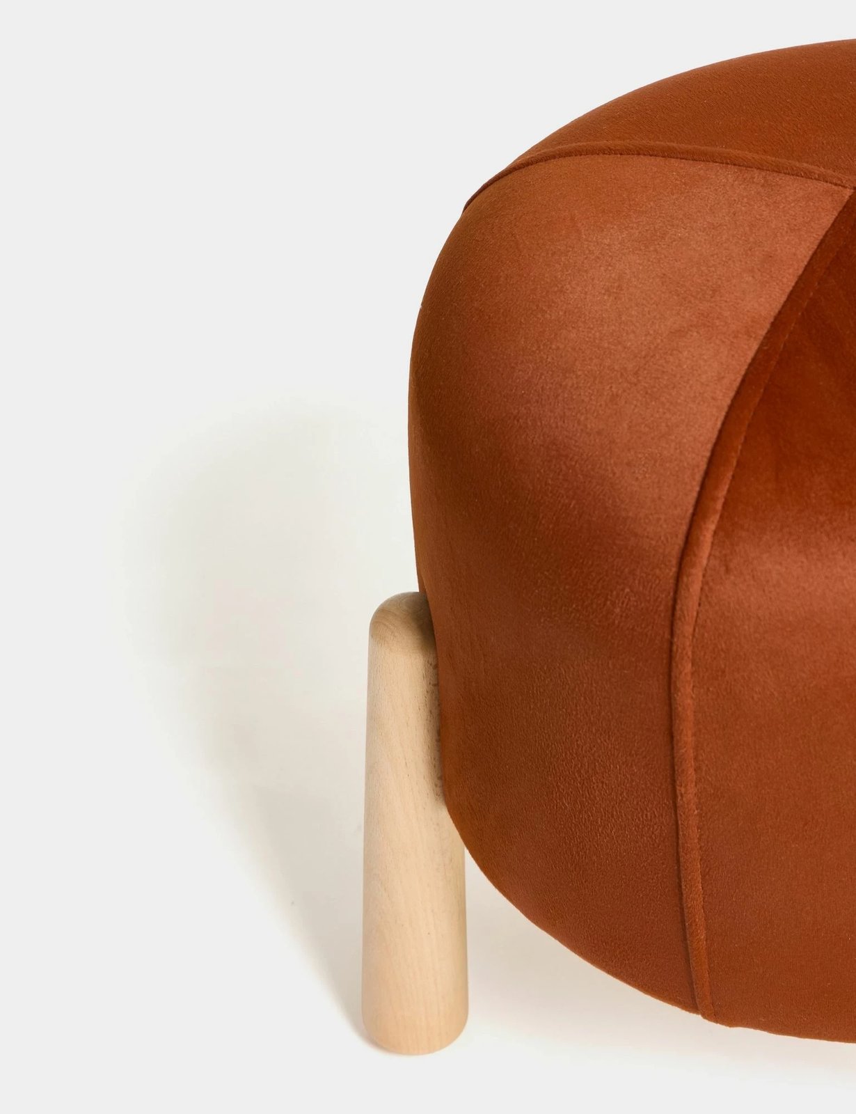 Tufet Floki, portokalli, këmbë druri, Atelier del Sofa