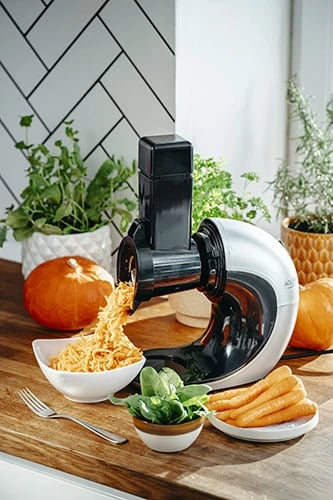 Pajisje kuzhine 3‑në‑1, Adler AD 4131, shtrydhëse e ngadaltë 90–105 rpm, mulli mishi #8 me sita 3/5/7 mm, grirëse perimesh, 150 W, 650 ml